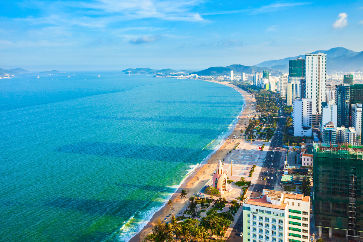 bai-bien-duong-tran-phu-nha-trang-sam-uat-voi-hang-dua-xanh-va-thanh-pho-hien-dai-vivu-nha-trang Bãi biển đường Trần Phú Nha Trang sầm uất với hàng dừa xanh và thành phố hiện đại - ViVu Nha Trang
