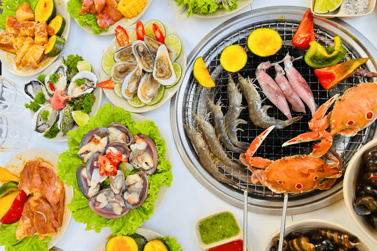 ban-an-day-ap-hai-san-nuong-tai-quan-hai-san-nha-trang-anh_-suu-tam Bàn ăn đầy ắp hải sản nướng tại quán hải sản Nha Trang (Ảnh_ Sưu tầm)