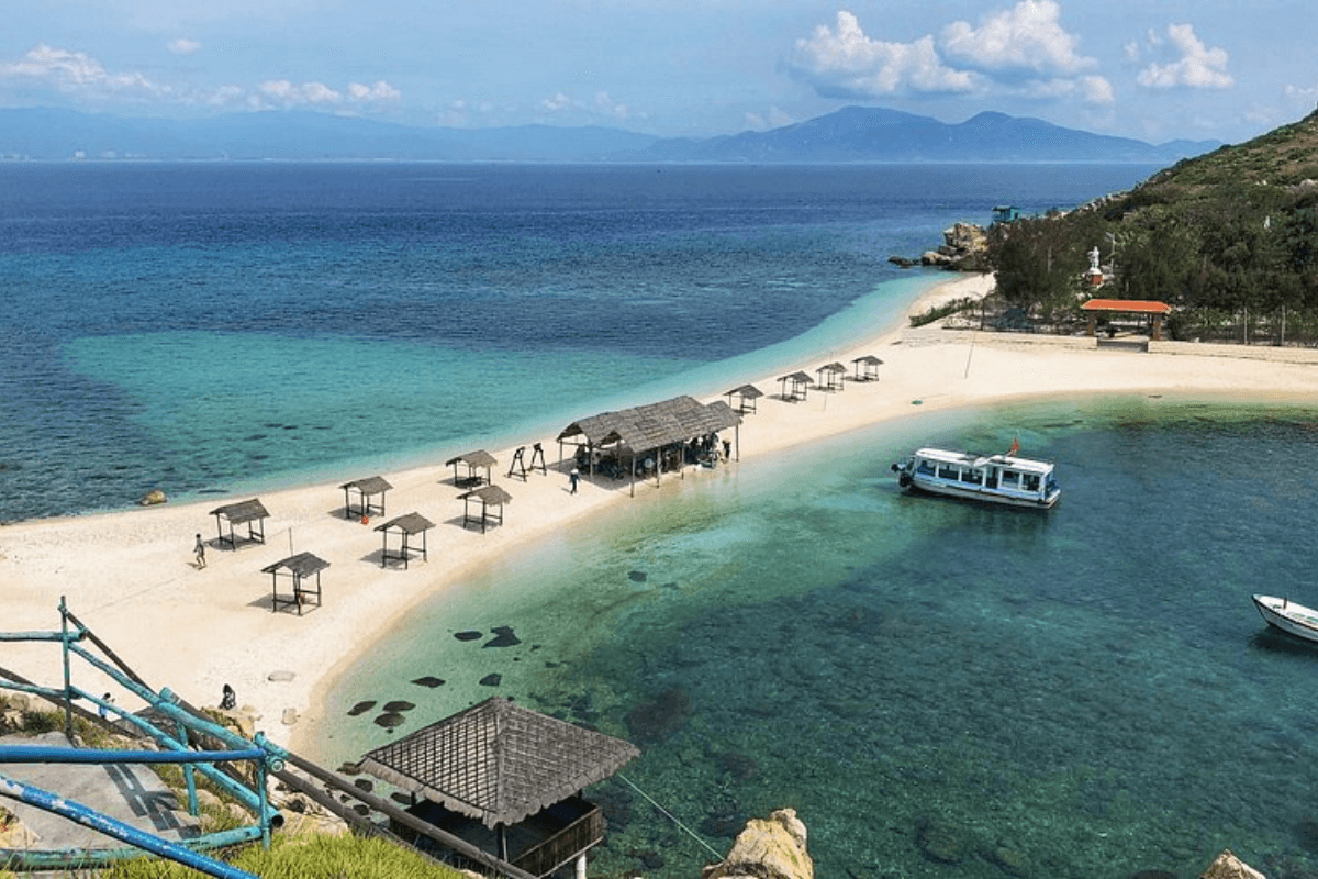 bien-xanh-va-bai-cat-trang-tuyet-dep-tai-dao-yen-anh_-suu-tam Biển xanh và bãi cát trắng tuyệt đẹp tại Đảo Yến (Ảnh_ Sưu tầm)