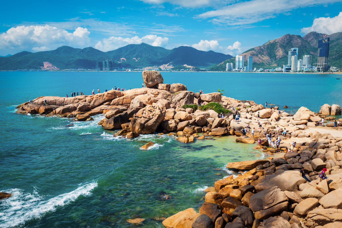 danh-thang-hon-chong-nha-trang-voi-bai-da-co-hinh-thu-ky-la-xep-chong-len-nhau-vivu-nha-trang Danh thắng Hòn Chồng Nha Trang với bãi đá có hình thù kỳ lạ xếp chồng lên nhau - ViVu Nha Trang