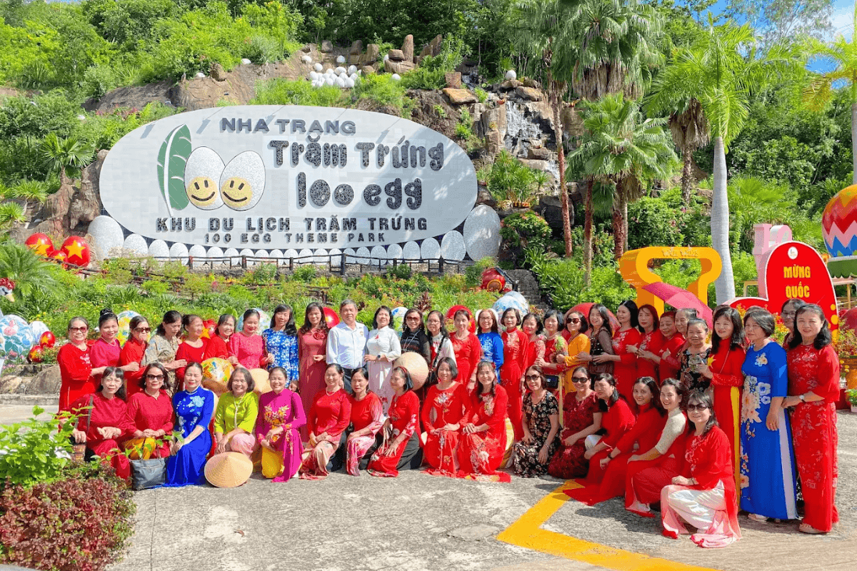 doan-khach-chup-anh-tap-the-truoc-cong-khu-du-lich-tram-trung-nha-tranganh_-suu-tam Đoàn khách chụp ảnh tập thể trước cổng Khu du lịch Trăm Trứng Nha Trang(Ảnh_ Sưu tầm)
