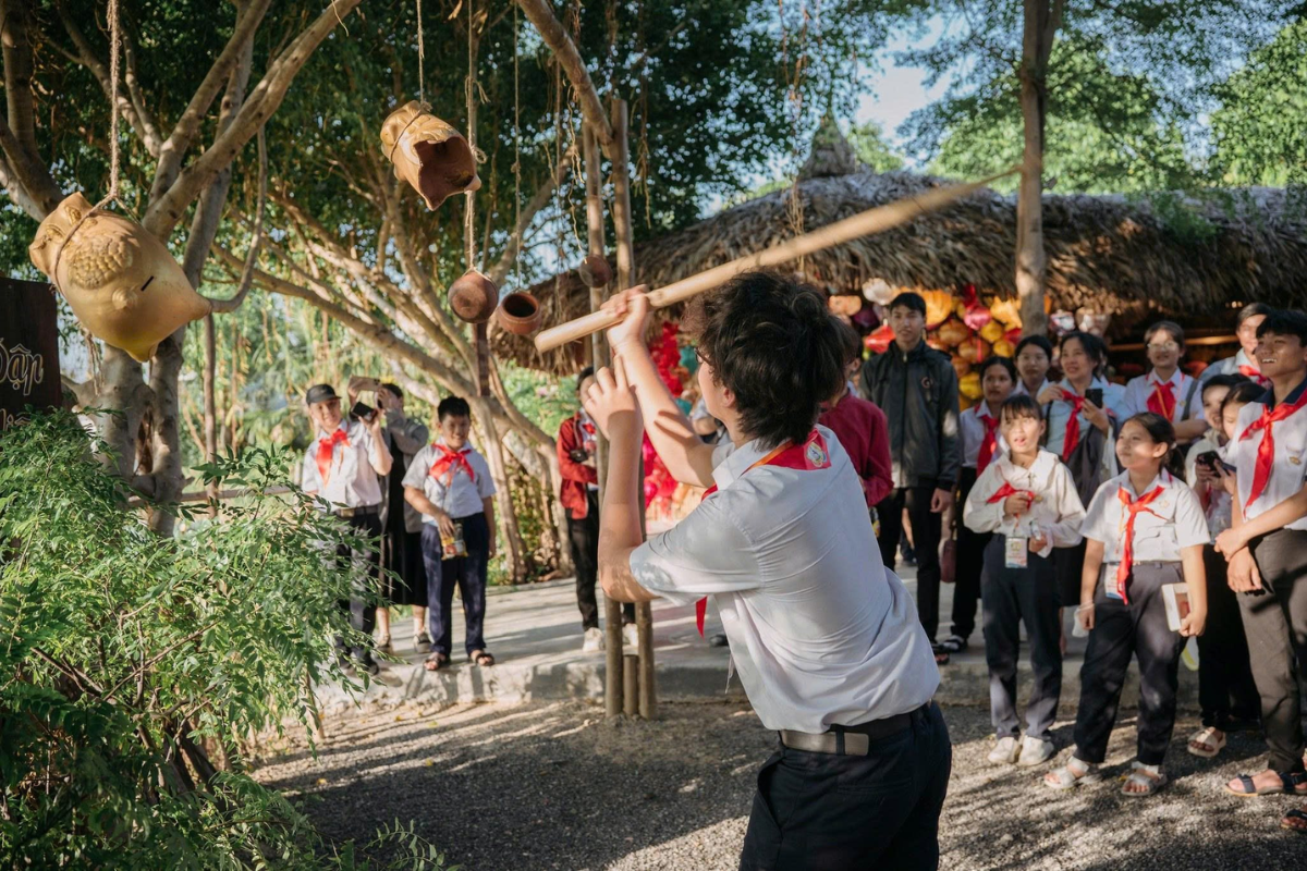 du-khach-tham-gia-tro-choi-_dap-nieu-dat_-tai-le-hoi-tet-xua-2026-lang-nghe-nha-trang-xua-anh_suu-tam Du khách tham gia trò chơi _đập niêu đất_ tại Lễ hội Tết Xưa 2026 Làng nghề Nha Trang Xưa (Ảnh_Sưu tầm)