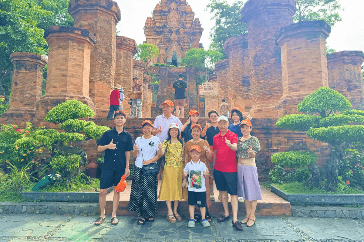 du-khach-tham-quan-thap-ba-ponagar-nha-trang-anh_-suu-tam Du khách tham quan tháp bà Ponagar Nha Trang (Ảnh_ Sưu tầm)