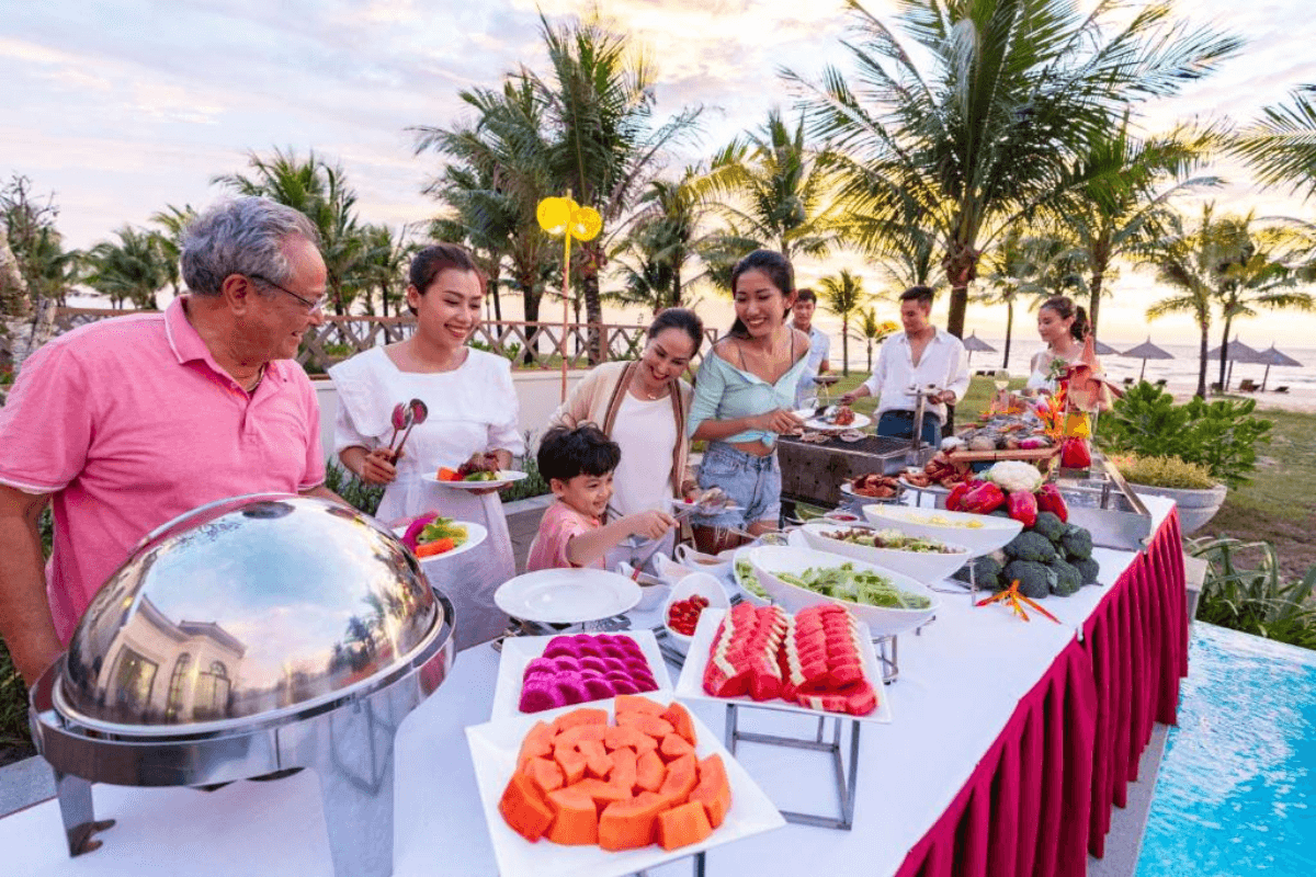 gia-dinh-dung-bua-toi-trong-khu-resort-vinpearl-anh_-suu-tam Gia đình dùng bữa tối trong khu resort Vinpearl (Ảnh_ Sưu tầm)
