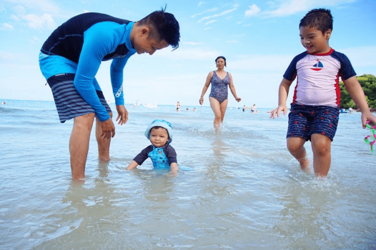 gia-dinh-tam-bien-nha-trang-an-toan-anh_-suu-tam Gia đình tắm biển Nha Trang an toàn (Ảnh_ Sưu tầm)