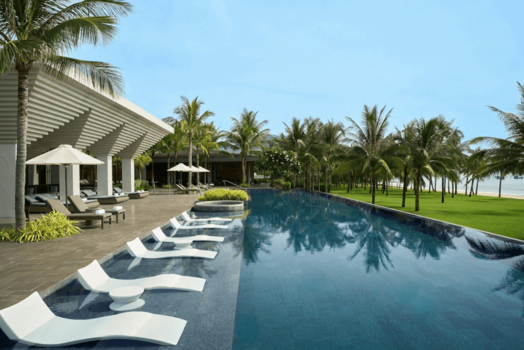 Hồ bơi ngoài trời tại JW Marriott Cam Ranh Bay Resort & Spa (Ảnh_ Sưu tầm)
