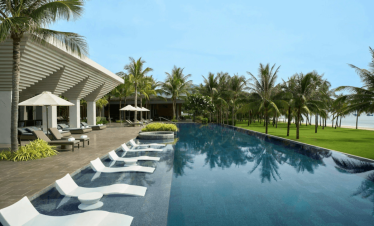 Hồ bơi ngoài trời tại JW Marriott Cam Ranh Bay Resort & Spa (Ảnh_ Sưu tầm)