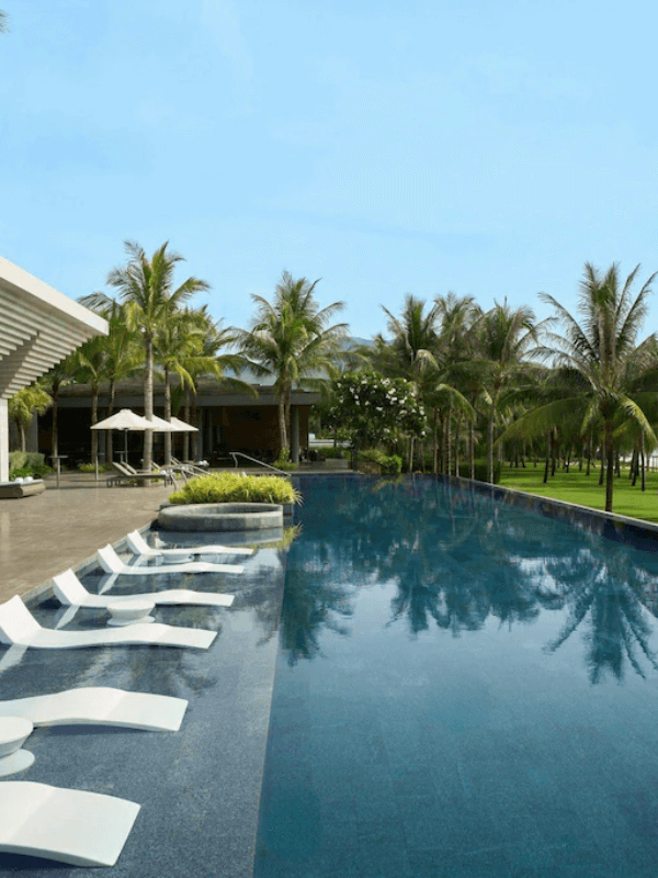 Hồ bơi ngoài trời tại JW Marriott Cam Ranh Bay Resort & Spa (Ảnh_ Sưu tầm)