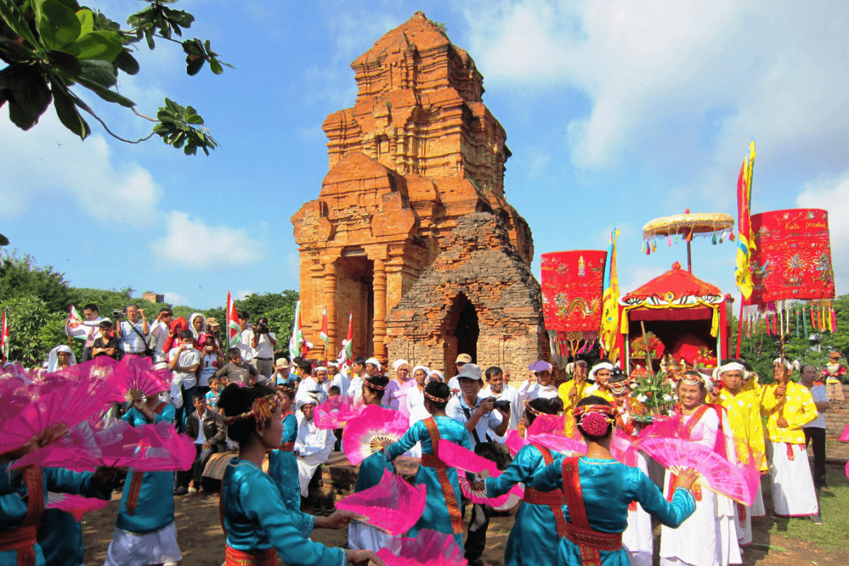 Hòa mình vào Lễ hội tại địa điểm du lịch Nha Trang - Tháp Bà Ponagar (Ảnh_ Sưu tầm)