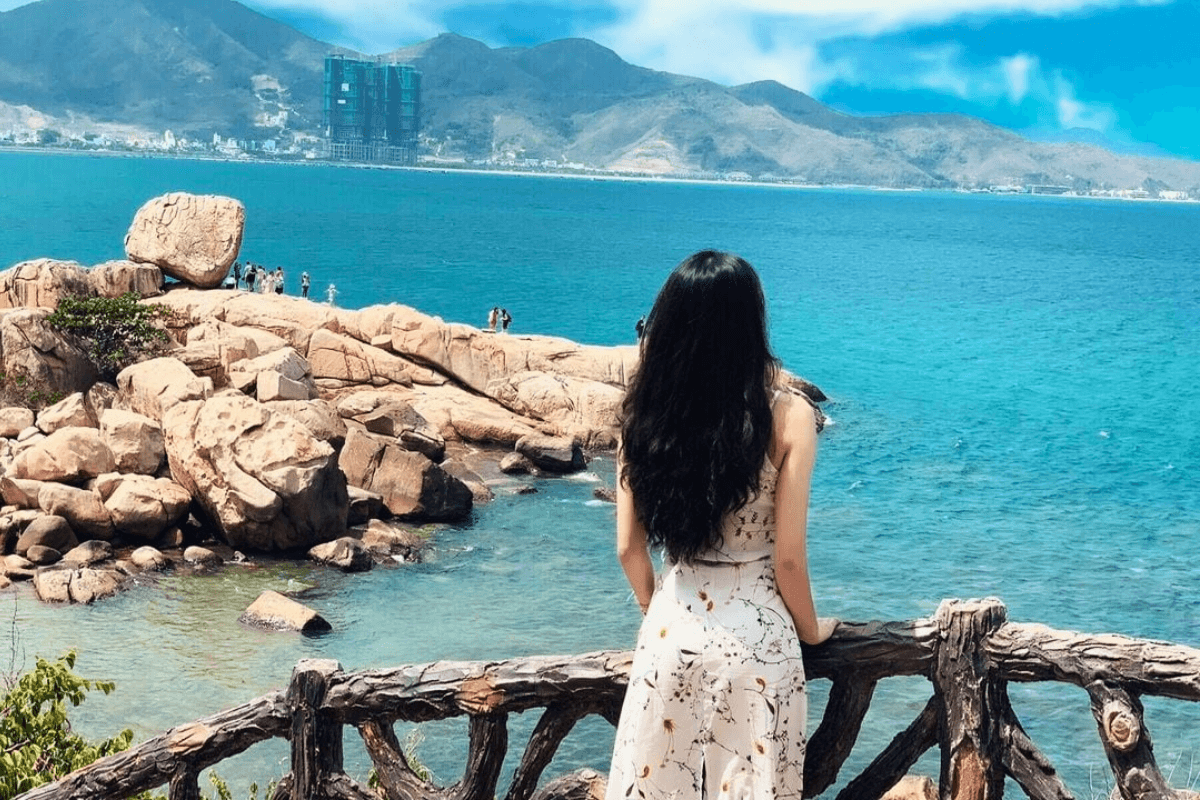 khoanh-khac-du-khach-check-in-tai-hon-chong-anh_-suu-tam Khoảnh khắc du khách check-in tại Hòn Chồng (Ảnh_ Sưu tầm)