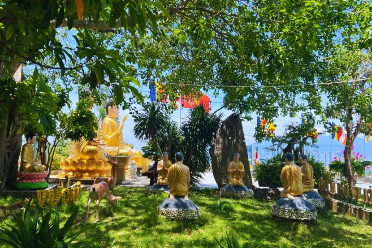 khong-gian-chua-da-bao-nha-trang-voi-tuong-phat-va-cac-vi-de-tu-giua-khuon-vien-xanh-mat-anh_suu-tam Không gian chùa Đa Bảo Nha Trang với tượng Phật và các vị đệ tử giữa khuôn viên xanh mát (Ảnh_Sưu tầm)