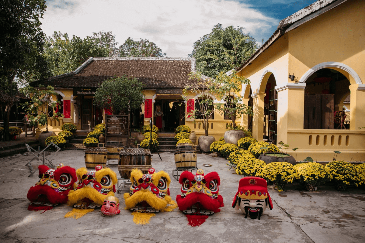 khong-gian-lang-que-ngay-tet-voi-hoa-mai-hoa-cuc-anh_-suu-tam-tu-nha-trang-xua Không gian làng quê ngày Tết với hoa mai hoa cúc (Ảnh_ Sưu tầm từ Nha Trang Xưa)