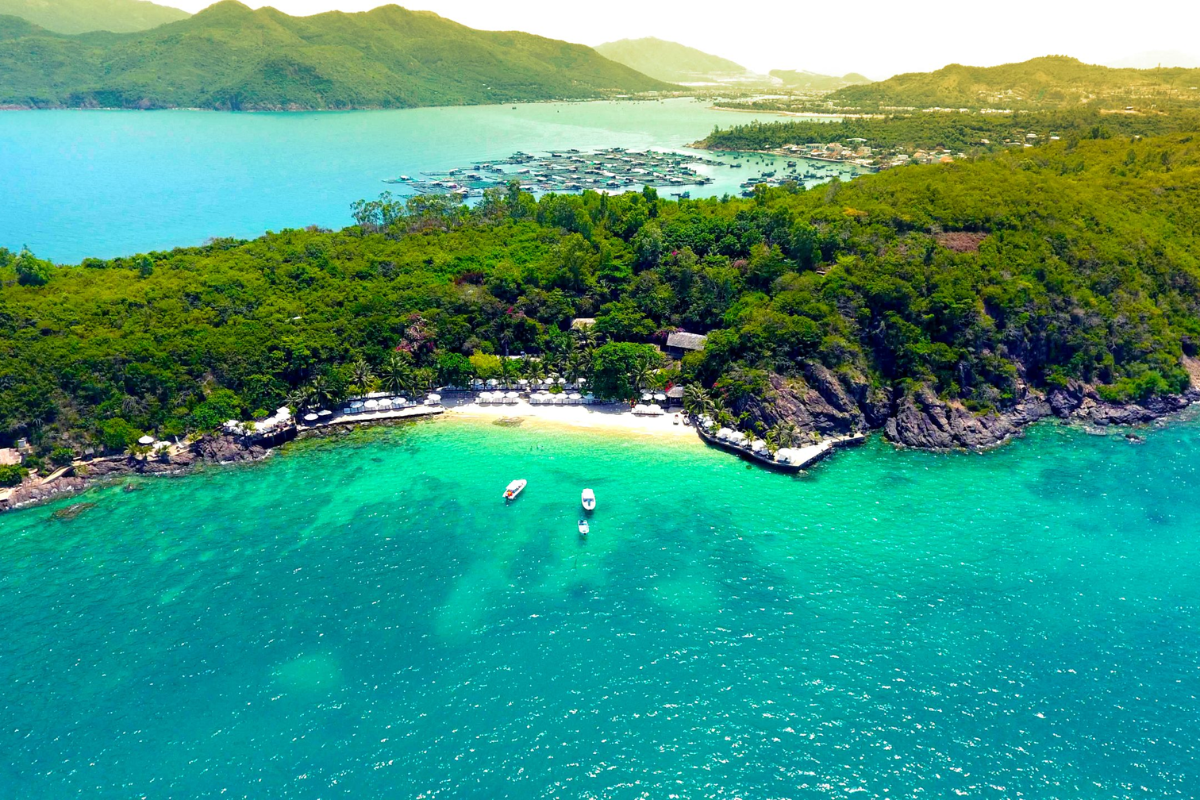 review-mini-beach-nha-trang-tron-bo-hanh-trinh-_chill_-dung-nghia-2025-1 Mini Beach – Nắng vàng, nước xanh, tình siêu mượt (Ảnh_Sưu tầm)
