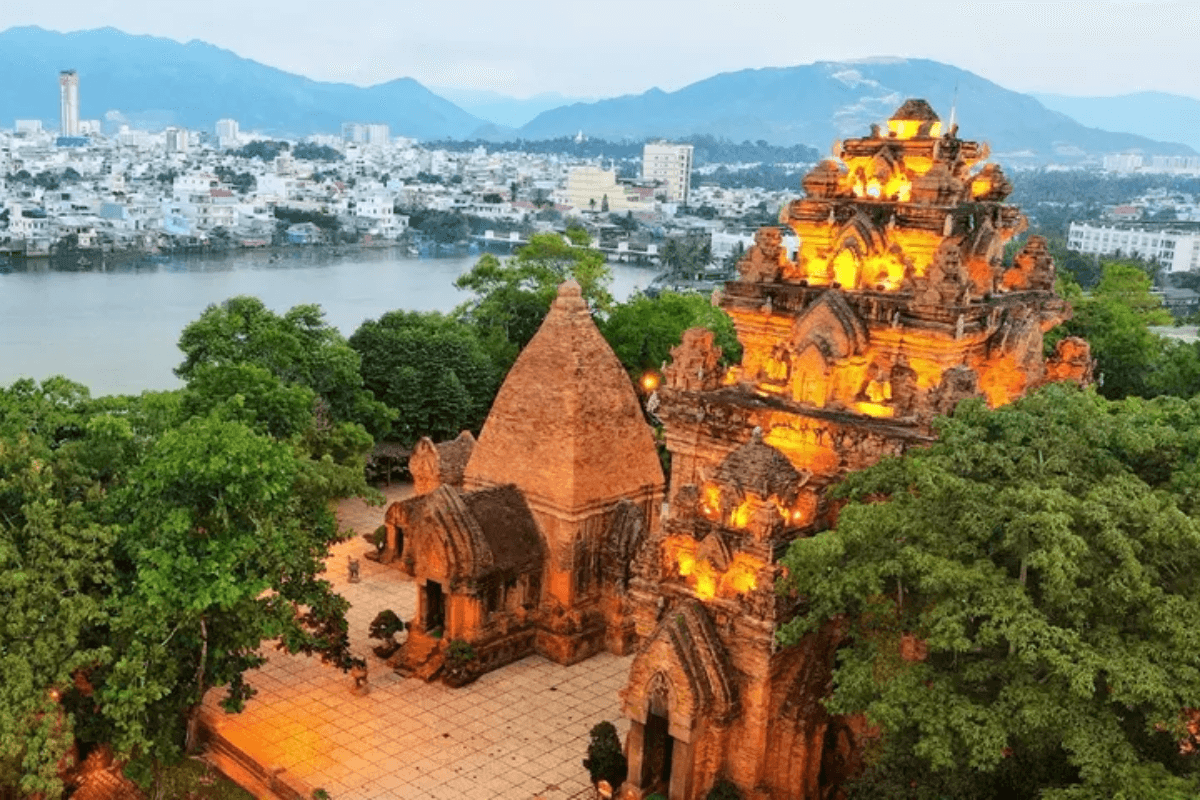 Tháp Bà Ponagar rực rỡ dưới ánh nắng buổi sáng (Ảnh_ Sưu tầm)