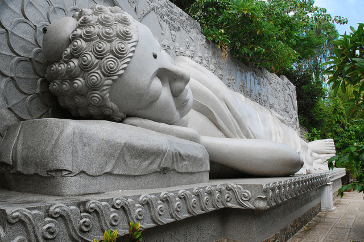 Tượng Phật nằm bằng đá tại Chùa Long Sơn Nha Trang (Ảnh_ Sưu tầm)