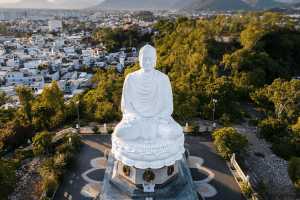 Tượng Phật Trắng Chùa Long Sơn trên đỉnh đồi (Ảnh_ Sưu tầm)