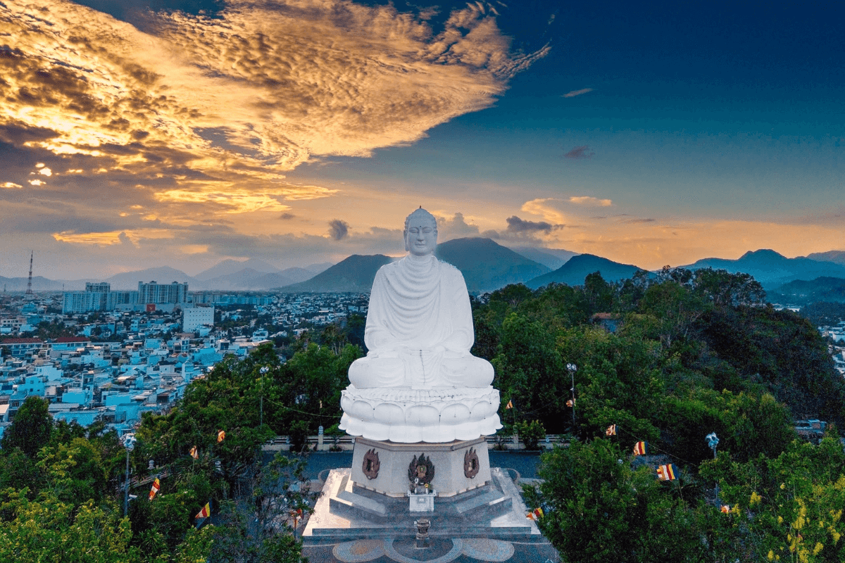 tuong-phat-trang-tren-dinh-doi-tai-chua-long-son-nha-trang-nhin-ra-toan-canh-thanh-pho-anh_-suu-tam Tượng Phật trắng trên đỉnh đồi tại Chùa Long Sơn Nha Trang nhìn ra toàn cảnh thành phố (Ảnh_ Sưu tầm)