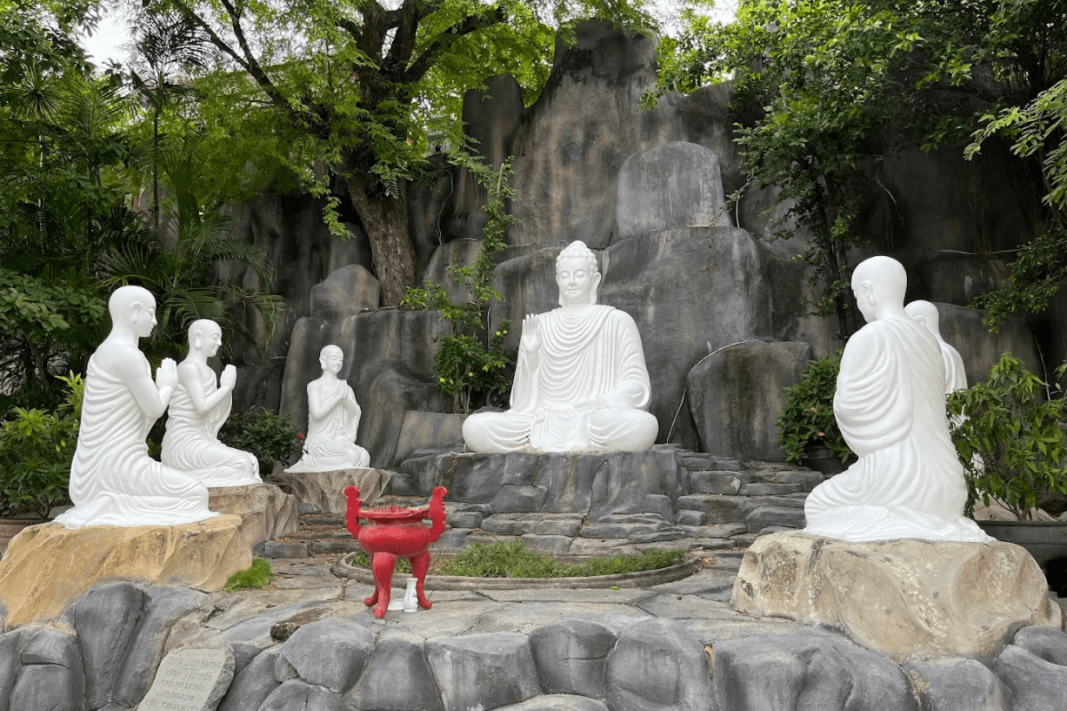 Tượng Phật và tiểu cảnh trong khu vườn thiền tại Chùa Long Sơn (Ảnh_ Sưu tầm)