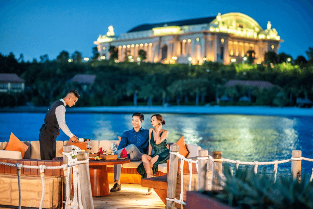 view-bien-dep-tai-wave-bar-nha-trang-buoi-toi-anh_-suu-tam View biển đẹp tại Wave Bar Nha Trang buổi tối (Ảnh_ Sưu tầm)